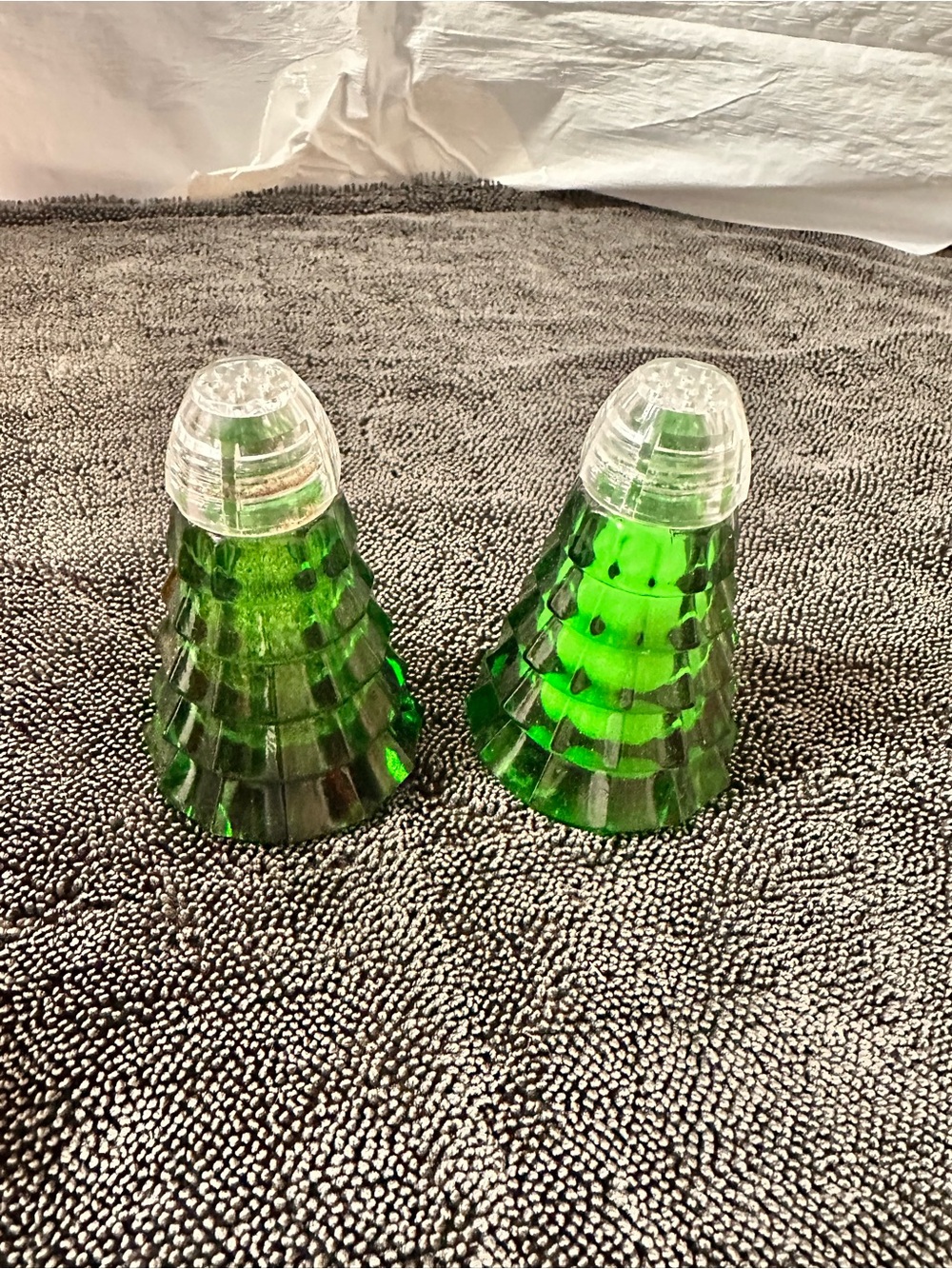 Emerald Glass Jizerske Sklo Czech Republic Hand Made Tree Salt Pepper Shaker Set